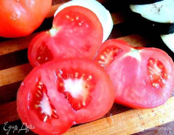 Крупный мясистый помидор нарезать на кружки. Их я решила не обжаривать,но если есть гриль,можно по минуте с каждой стороны прогреть.