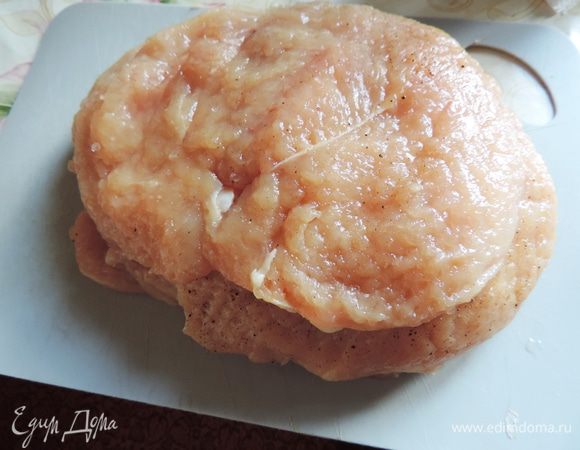 Получаем замечательное отбитое филе для рулетика. Так же поступаем с оставшимися грудками. Малое филе слегка отбиваем и кладем сверху на "проблемные" места будущих рулетов. Каждую заготовку натираем солью и слегка посыпаем черным молотым перцем. Складываем их стопочкой и оставляем немного промариноваться.