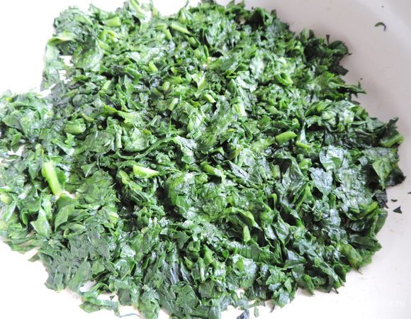 Теперь перекладываем измельченный шпинат на разогретую сковороду с растительным маслом. Пропариваем шпинат, чтоб он стал мягким и уменьшился в объеме.