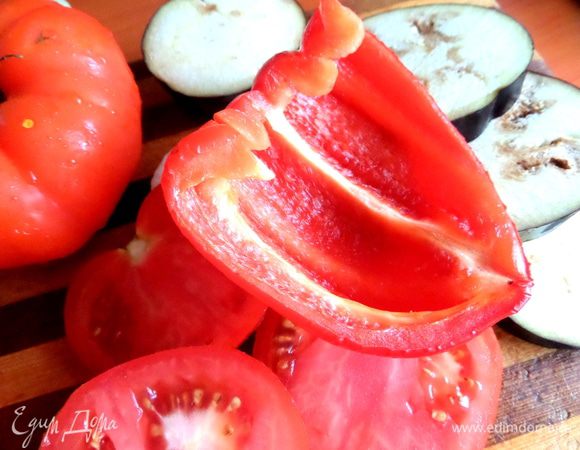 Из перца сделать типа лодочки,вырезать плёнки.