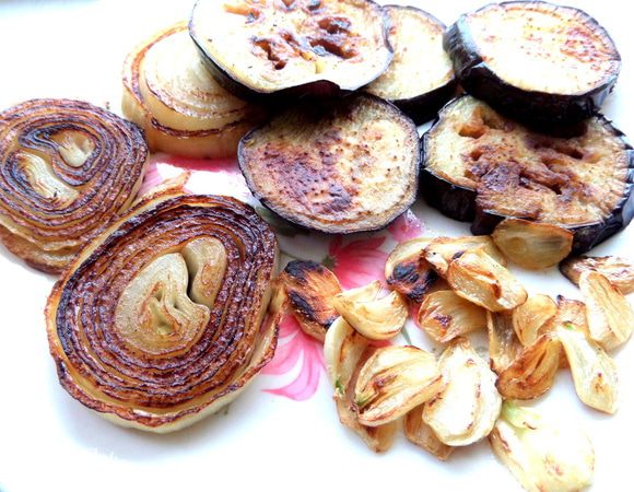 Выложить заготовки на тарелку.