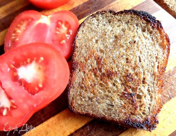 2 ломтика ржаного хлеба подсушить в тостере или тоже обжарить слегка.