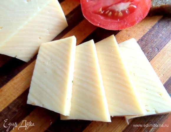 Сыр нарезать (в идеале кружками) на пластинки.