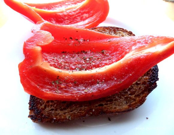 Начинаем собирать наши башенки. Сначала хотела в одну уместить всё,но не получилось и тогда поджарила вторую гренку-основу. На хлеб кладём лодочку из перца,посыплем базиликом и солью.