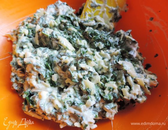 Сыр натираем на терке и смешиваем со шпинатом и сметаной. Можно немного посолить.