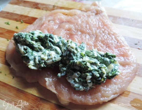 Приступаем к формированию рулетиков. На каждую мясную заготовку выкладываем 1/6 часть начинки вдоль более длинного края.