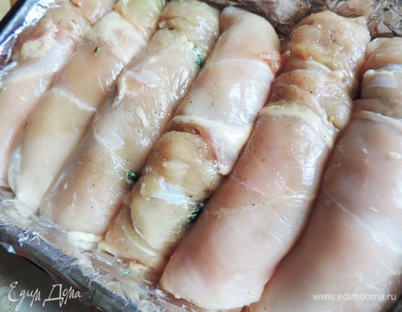 Сворачиваем все рулетиком и выкладываем в форму для запекания. Я ее предварительно выстилаю фольгой в 2 слоя. Таким образом формируем оставшиеся рулетики.