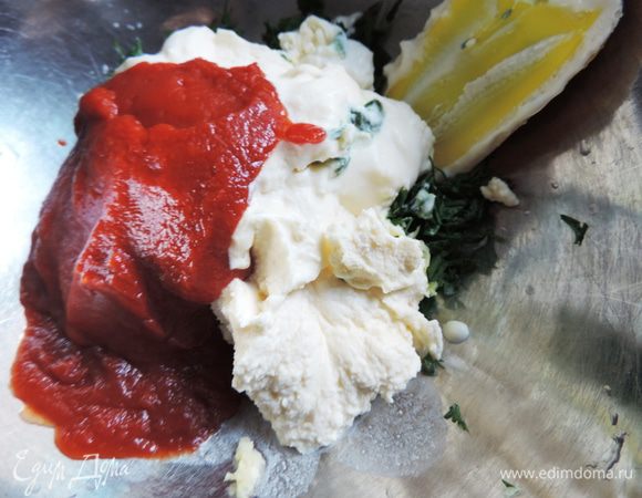 Для соуса сметану смешиваем с мелко нарезанной зеленью, томатной пастой и чесноком, пропущенным через пресс для чеснока. Все хорошенько перемешать, посолить, добавить сахар.