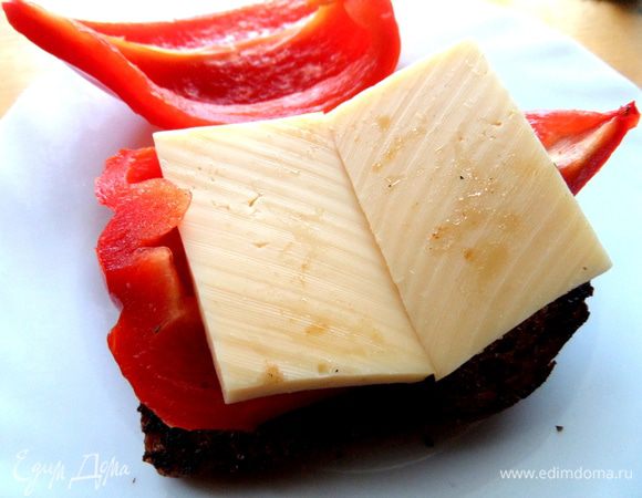 Затем сыром проложить.