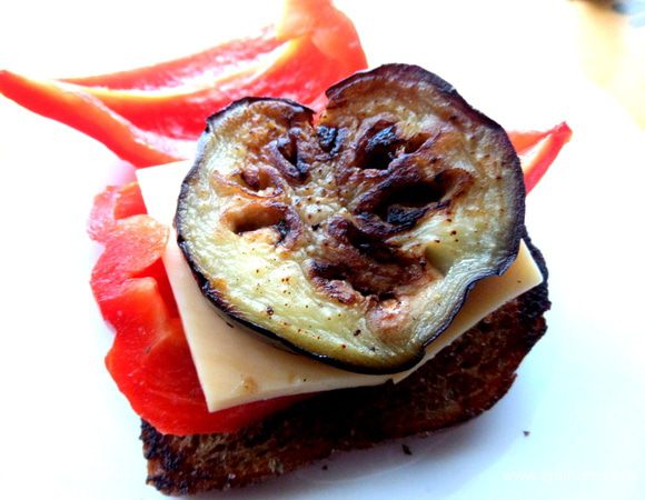 Затем долька баклажана.