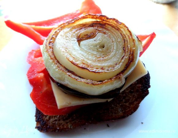 Кольцо из лука... Не смущайтесь,что лук толсто нарезан,обжаренный он сладенький и очень вкусный с сыром и пр.