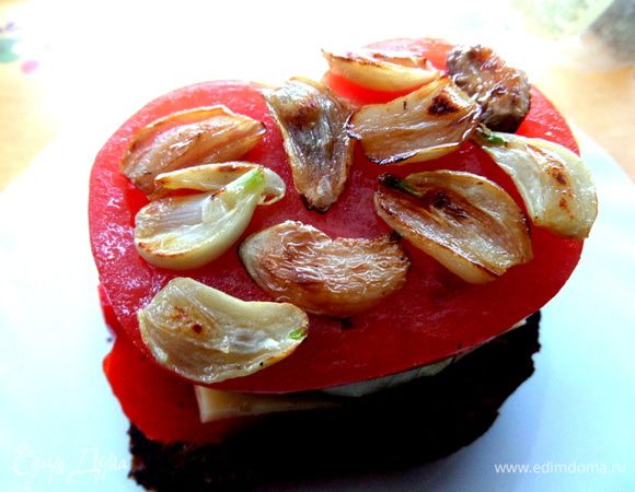 Далее томат с чесночком и солью.