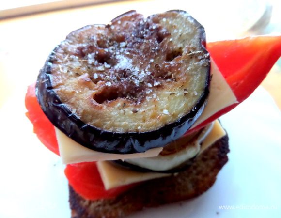 Снова баклажан с базиликом и солью.