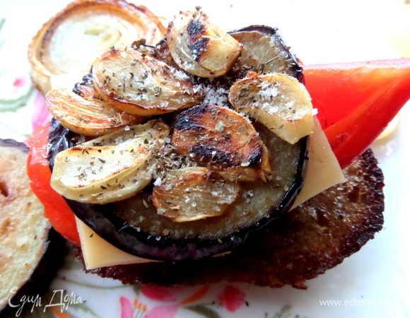 Да..,чеснок можно положить и на баклажан (это уже в другой башенке!),так и так будет вкусно)))