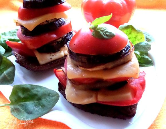 Ставим башенки в духовку до расплавления сыра или в микроволновку или просто в непригораемую сковороду,накрыв кастрюлей и греть на маленьком огне (дачный вариант,когда нет там печек)))