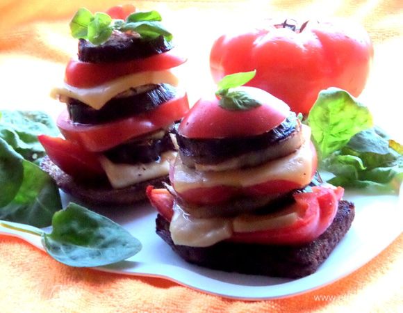 Для овощеедов волшебная вкуснятина! Поверьте,друзья)))) Кстати,в охлаждённом виде (если можно назвать жару!) тоже вкусно,даже лучше,когда всё постоит часок и пропитается!