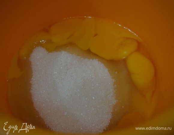 Банановый бисквит. Яйца взбиваем с сахаром и ванильным экстрактом.