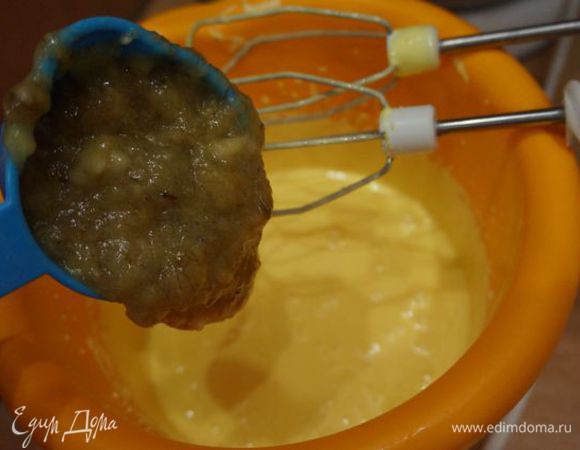 Во взбитые яйца добавляем банановое пюре, размешиваем.