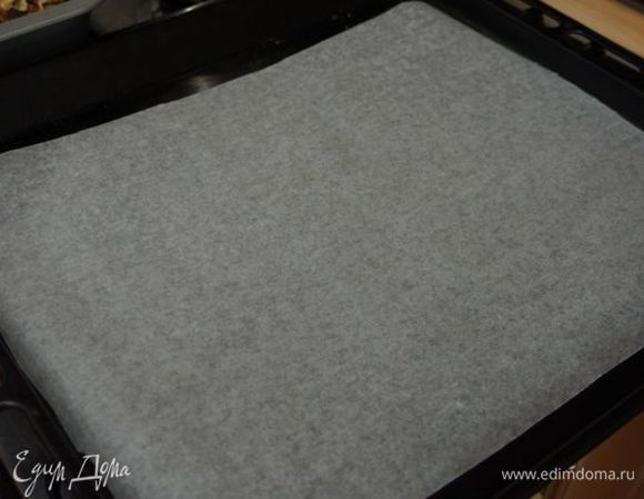 Противень застилаем пергаментом, либо смазываем маслом, выливаем тесто. Печь при 180"С около 15-20 минут до готовности.