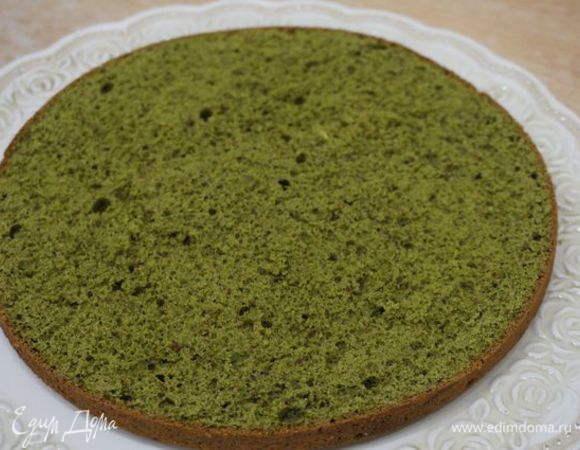 Чайный бисквит разрезаем вдоль на 2 коржа. Кладем один на тортовницу.