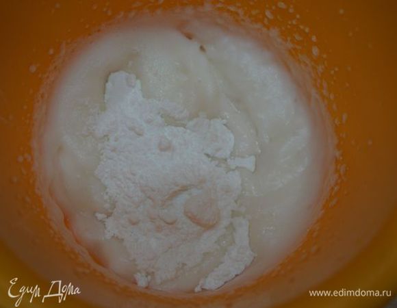 Делаем глазурь. Взбиваем яичный белок с сахарной пудрой и щепоткой лимонной кислоты или винного камня (факультативно).