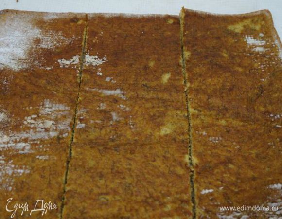 Разрезаем банановый корж на 3 равных полосы, затем каждую еще раз пополам (можно сразу на 6 полос, если с глазомером все в порядке))).