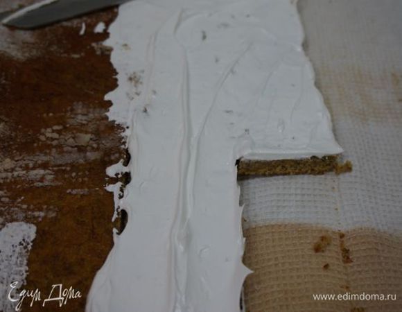 Берем по одной полоске и "оборачиваем" стеночкой вокруг чайного бисквита.