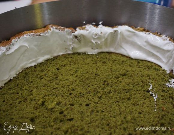 Закрепила тортовым кольцом.