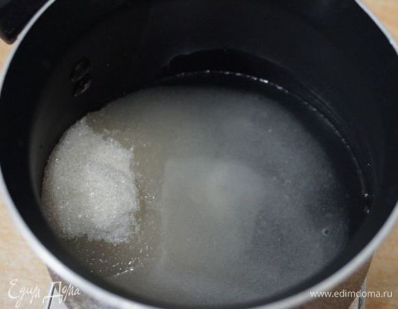 Творожный мусс. Сахар смешиваем с водой и, при постоянном помешивании варим сироп (доводим до кипения). главное, чтобы сахар растворился.