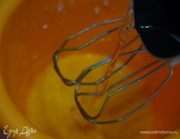 Желтки слегка взбиваем, тонкой струйкой вливаем сироп и продолжаем взбивать до образования светлой пены.