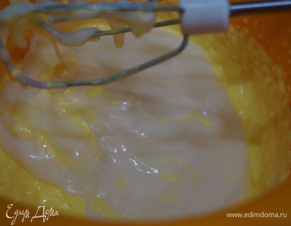 Вливаем молочный кисель к яично-творожной массе, размешиваем.