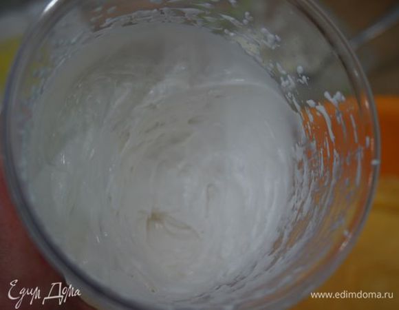 Сливки взбиваем в мягкую пену.