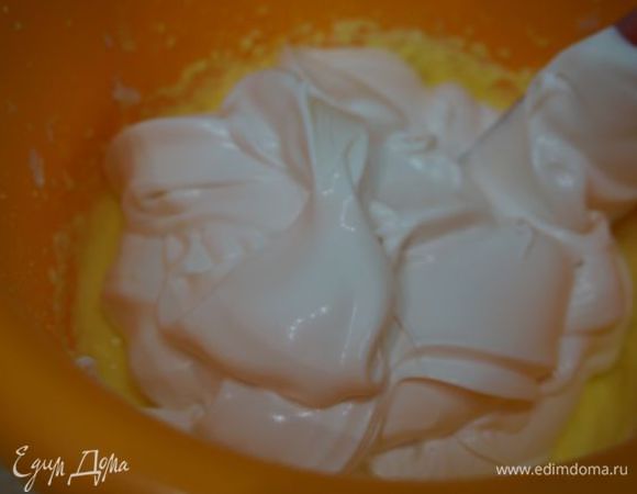 Добавляем в творожную массу и размешиваем.