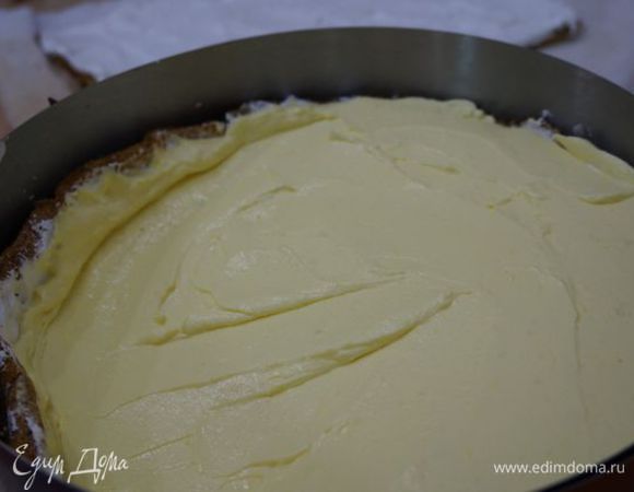 Выкладываем на корж, разравнивая суфле так, чтобы "подпереть банановый бортик", ставим в холод.