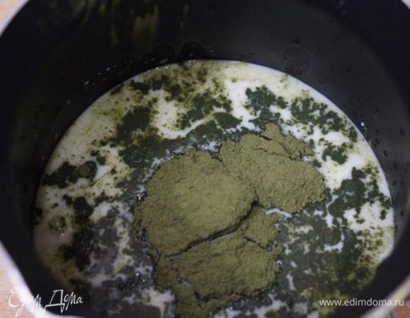 Чайный мусс. Молоко + матча - хорешенько размешать венчиком, чтобы не было комочков.