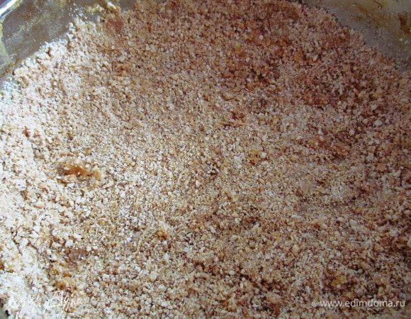 Выложить и распределить в форму, сделать бортики. Хорошо прижать Диаметр формы – 23 см. 