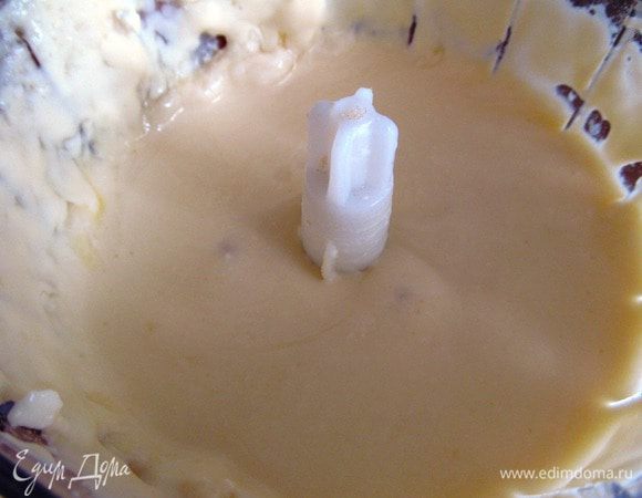 Сливочный сыр взбить с сахаром и яйцами, добавить ванильный экстракт, лимонную цедру, лимонный сок. Выложить на основу. Обернуть форму фольгой. В Большую форму налить воды, поместить в нее нашу форму с чизкейком. Выпекать 1 час. Серединка должна слегка подрагивать, когда чизкейк приготовится. Даем время остыть чизкейку. 