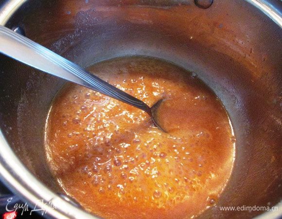 Тем временем готовим карамель. Сахар ставим на медленный огонь, параллельно подогреваем сливки до теплого состояния. Не перемешивать. Когда сахар превратиться в карамель, тонкой струйкой вводим сливки, добавляем сливочное масло. Когда карамель станет однородной, снимаем с огня. Слегка остужаем. 