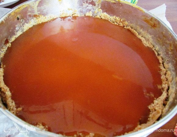 Заливаем карамелью наш чизкейк, и ставим в холодильник на 3-4 часа. Украшаем по желанию. Приятного аппетита! 
