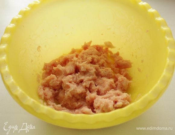 Половину куриной грудки измельчите блендером.