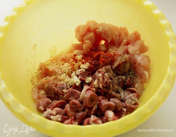 Вторую половину грудки и сердечки порежьте кусочками, добавьте чеснок, перец, соль, травки по вкусу.