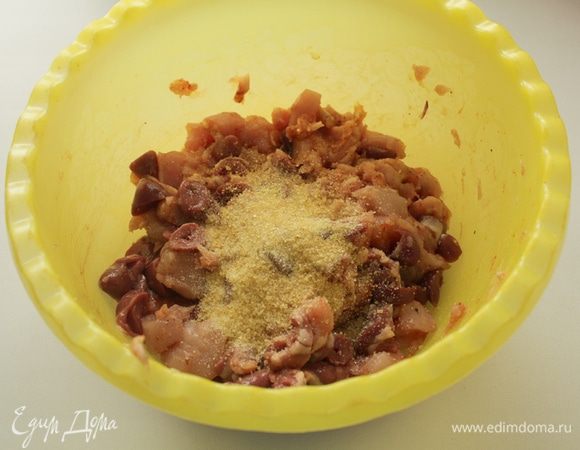 Насыпьте желатин, все тщательно перемешайте.