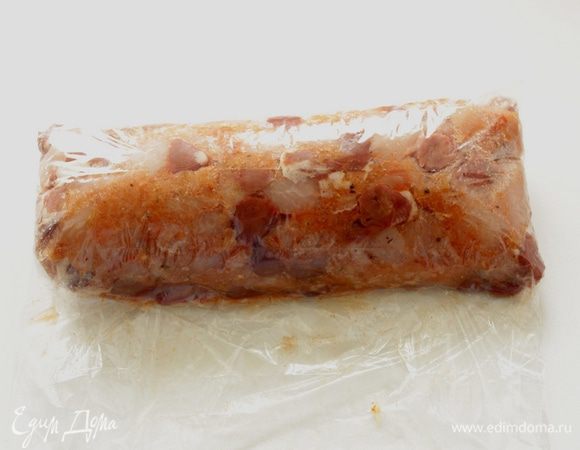 Выложите мясную массу в пакет для запекания, уплотните.