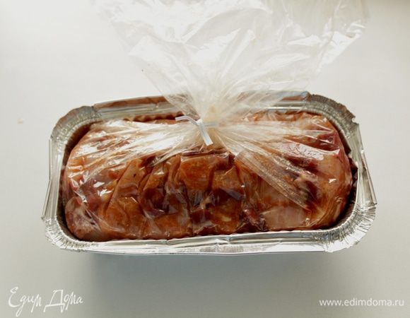 Поместите в форму, выпекаем 50 мин. Затем достаем, остужаем, кладем сверху груз и отправляем в холодильник на ночь.