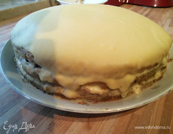 Торт смазать оставшимся кремом сверху и по бокам и поместить в холод мин. на 4 часа. У меня торт отправился в холодильник на ночь.