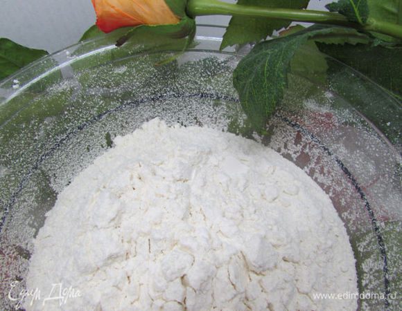 Муку, разрыхлитель, соль просейте через сито.