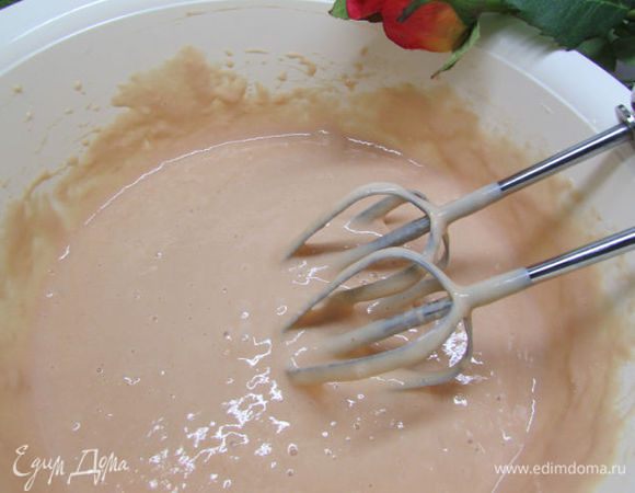 Всю массу хорошо пробейте миксером до однородности. Тесто по густоте должно быть, как тесто для оладушек.