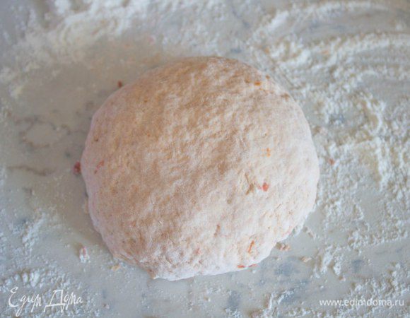 Для теста развести дрожжи в 200 мл теплой воды, добавить частями просеянную муку с сахаром и солью. Замесить тесто. В последнюю очередь добавить томат и масло.  Скатать тесто в шар, накрыть и оставить на 1-1,5 ч.