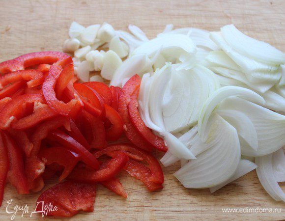 Для соуса маринара лук и перец нарезать тонкими полосками, чеснок колечками.