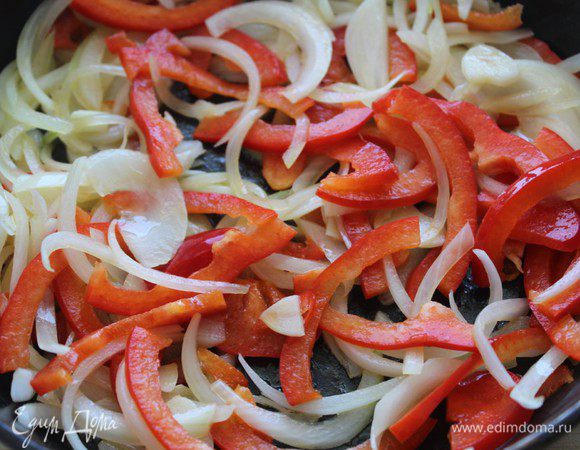 Добавить перец, обжаривать еще 3 минуты.